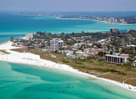 Siesta Key ha sido reconocida como una de las mejores playas de Estados Unidos. Su arena blanca y fina, compuesta casi en su totalidad de cuarzo, es un verdadero deleite para los sentidos.