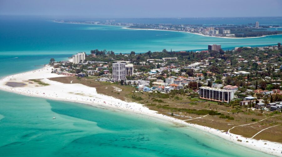Siesta Key ha sido reconocida como una de las mejores playas de Estados Unidos. Su arena blanca y fina, compuesta casi en su totalidad de cuarzo, es un verdadero deleite para los sentidos.